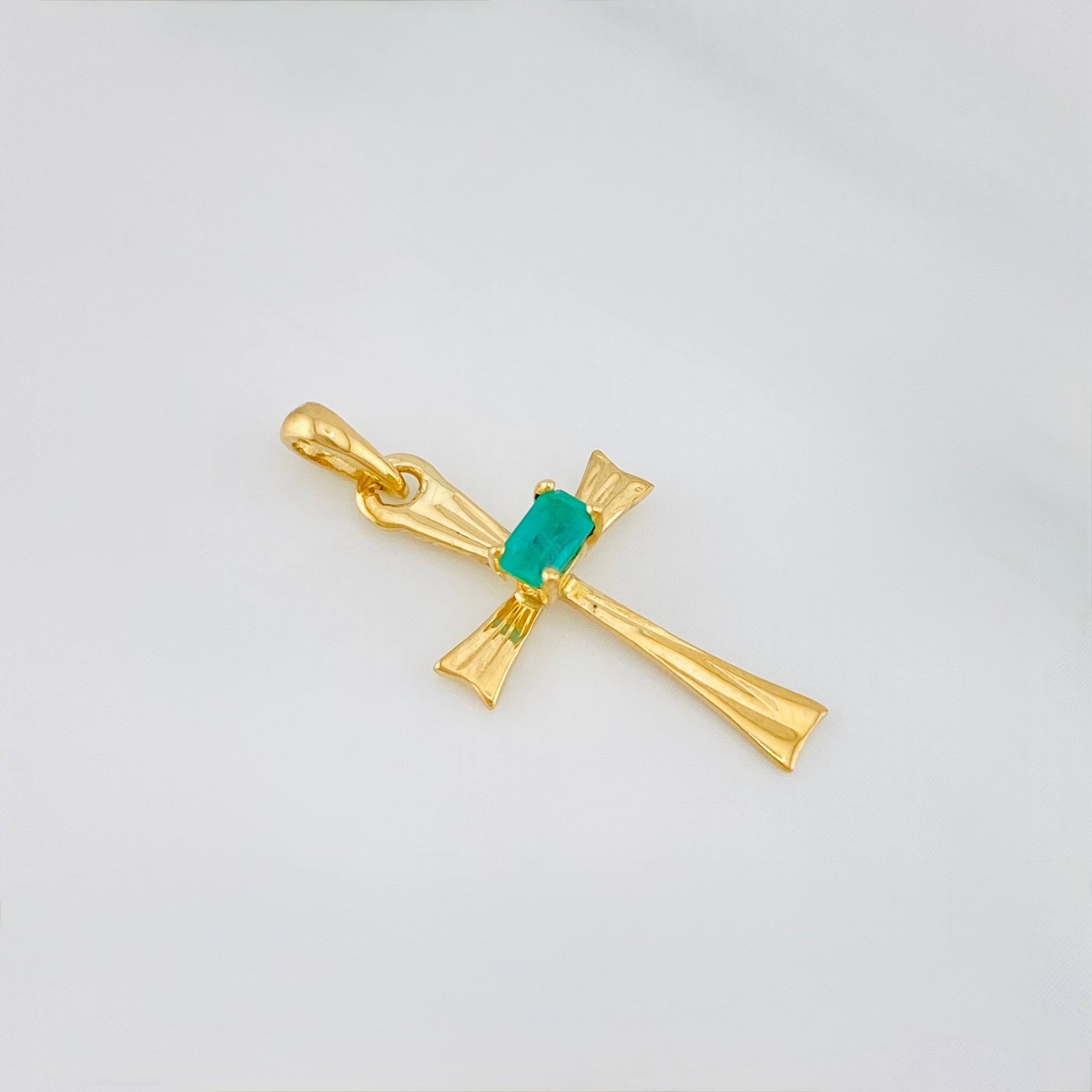 Emerald Cross Pendant 0.95 g / 1 in in 18K Yellow Gold