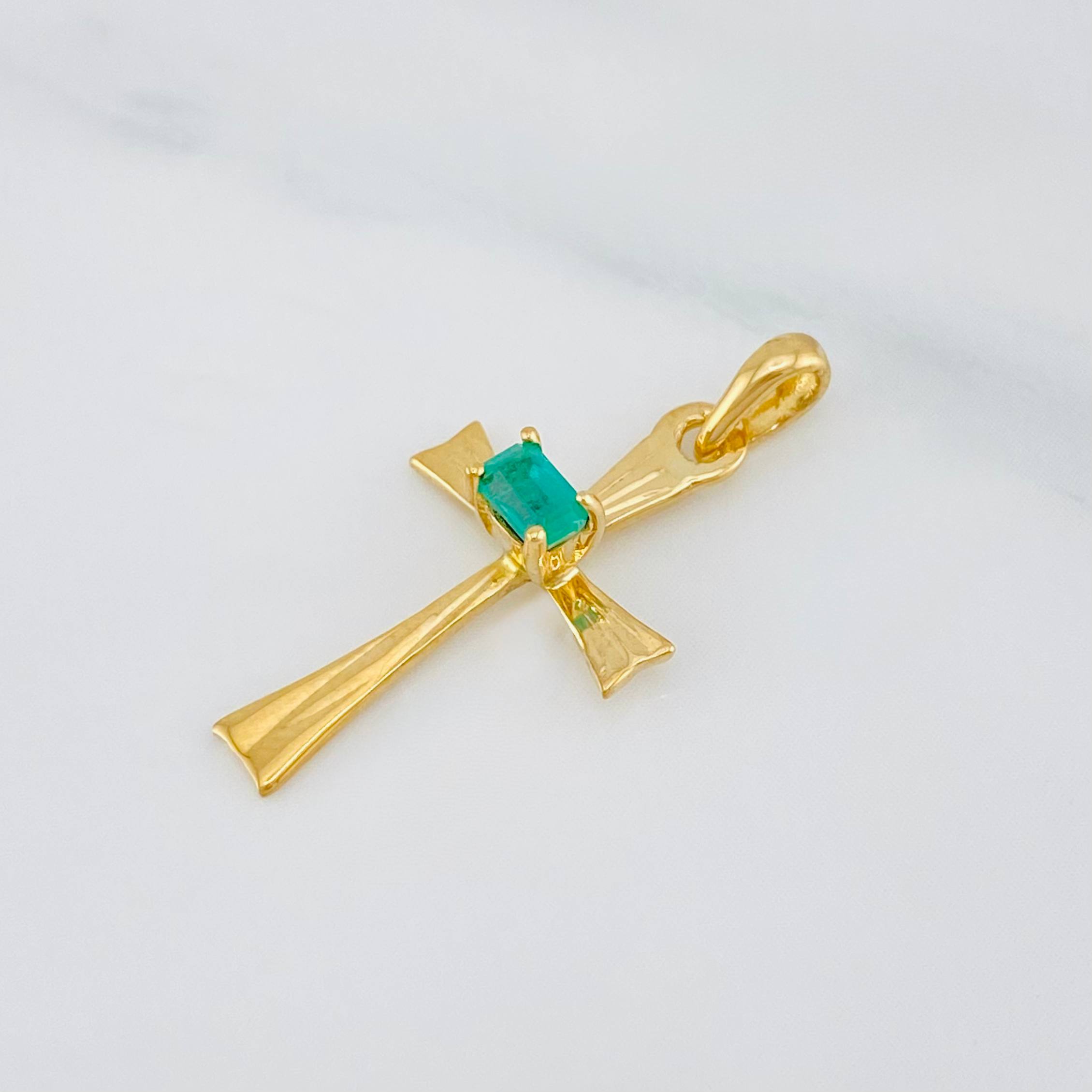 Emerald Cross Pendant 0.95 g / 1 in in 18K Yellow Gold