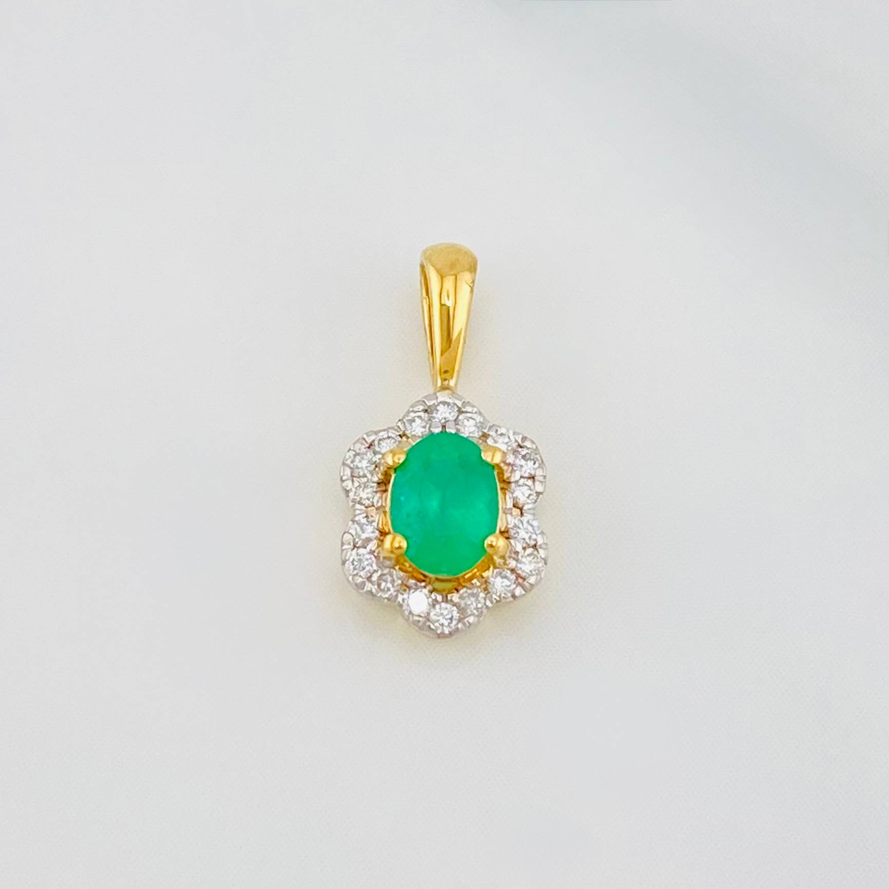 Dije Halo Flor Esmeraldas 27 Pts Diamantes 10 Pts 0.85 g / 1/2 in Dos Oros Amarillo Blanco 18K