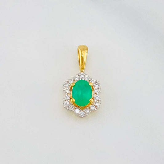 Dije Halo Flor Esmeraldas 27 Pts Diamantes 10 Pts 0.85 g / 1/2 in Dos Oros Amarillo Blanco 18K