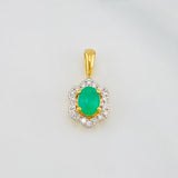 Dije Halo Flor Esmeraldas 27 Pts Diamantes 10 Pts 0.85 g / 1/2 in Dos Oros Amarillo Blanco 18K