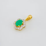 Dije Halo Flor Esmeraldas 27 Pts Diamantes 10 Pts 0.85 g / 1/2 in Dos Oros Amarillo Blanco 18K