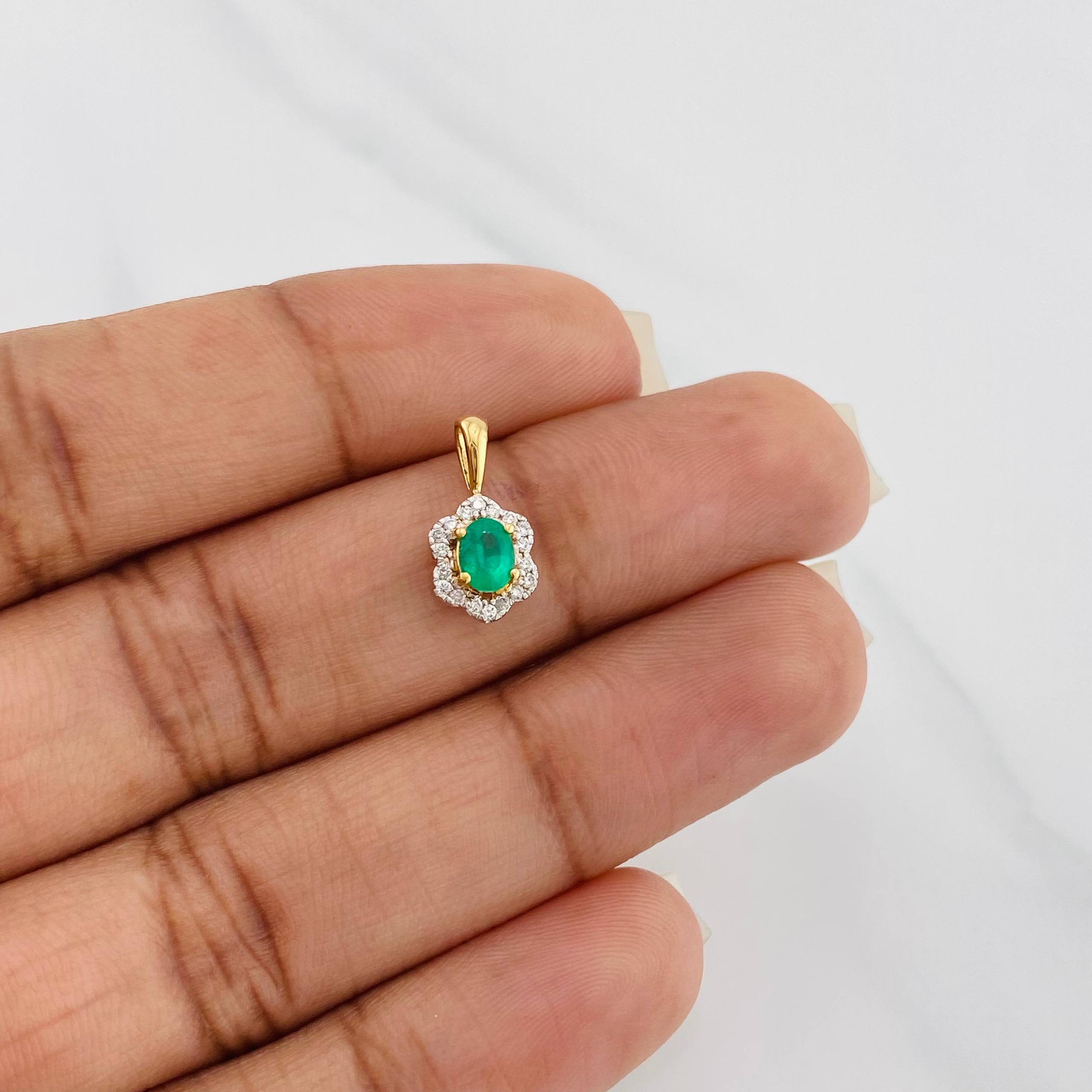 Dije Halo Flor Esmeraldas 27 Pts Diamantes 10 Pts 0.85 g / 1/2 in Dos Oros Amarillo Blanco 18K