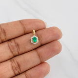 Dije Halo Flor Esmeraldas 27 Pts Diamantes 10 Pts 0.85 g / 1/2 in Dos Oros Amarillo Blanco 18K