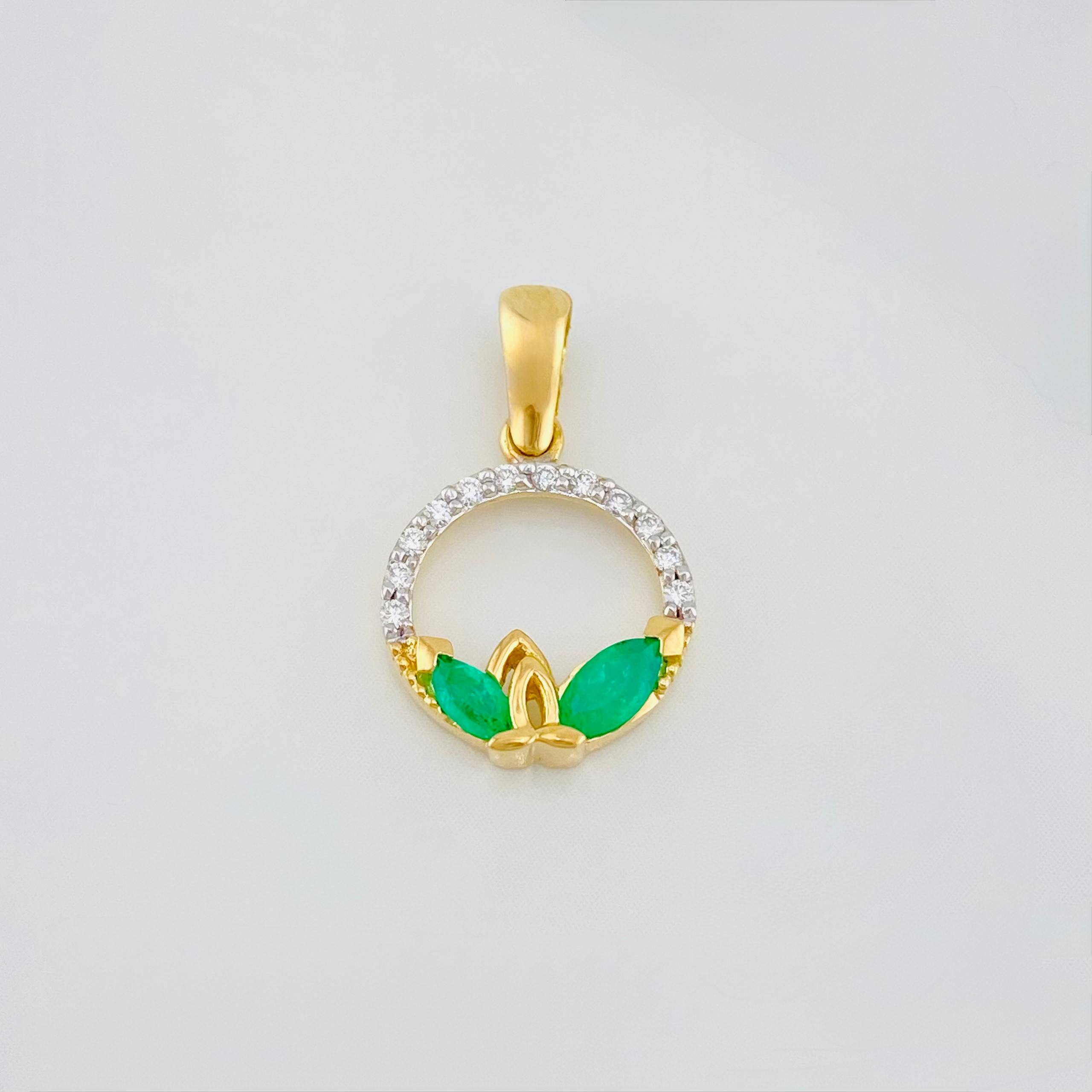 Dije Circulo Petalos Esmeraldas 23 Pts Diamantes 09 Pts 1.4 g / 3/4 in Dos Oros Amarillo Blanco 18K