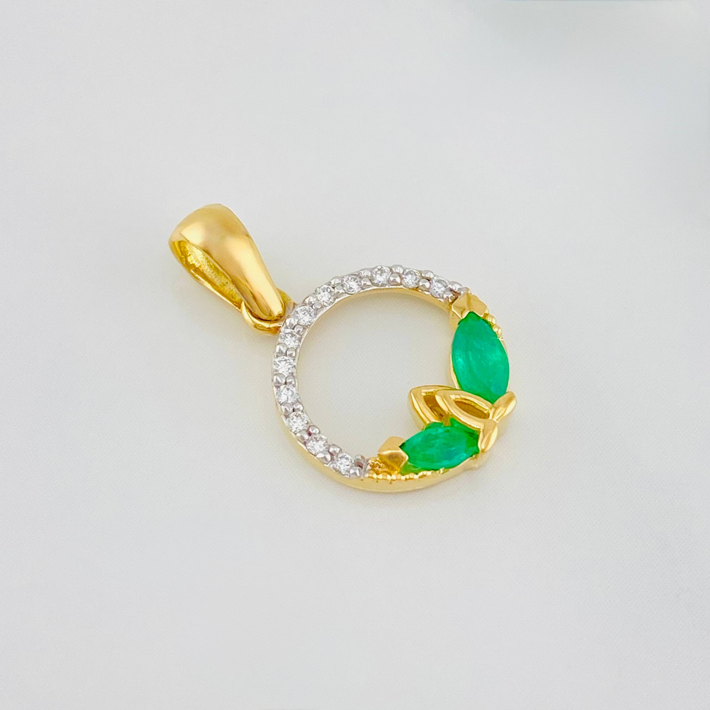 Dije Circulo Petalos Esmeraldas 23 Pts Diamantes 09 Pts 1.4 g / 3/4 in Dos Oros Amarillo Blanco 18K