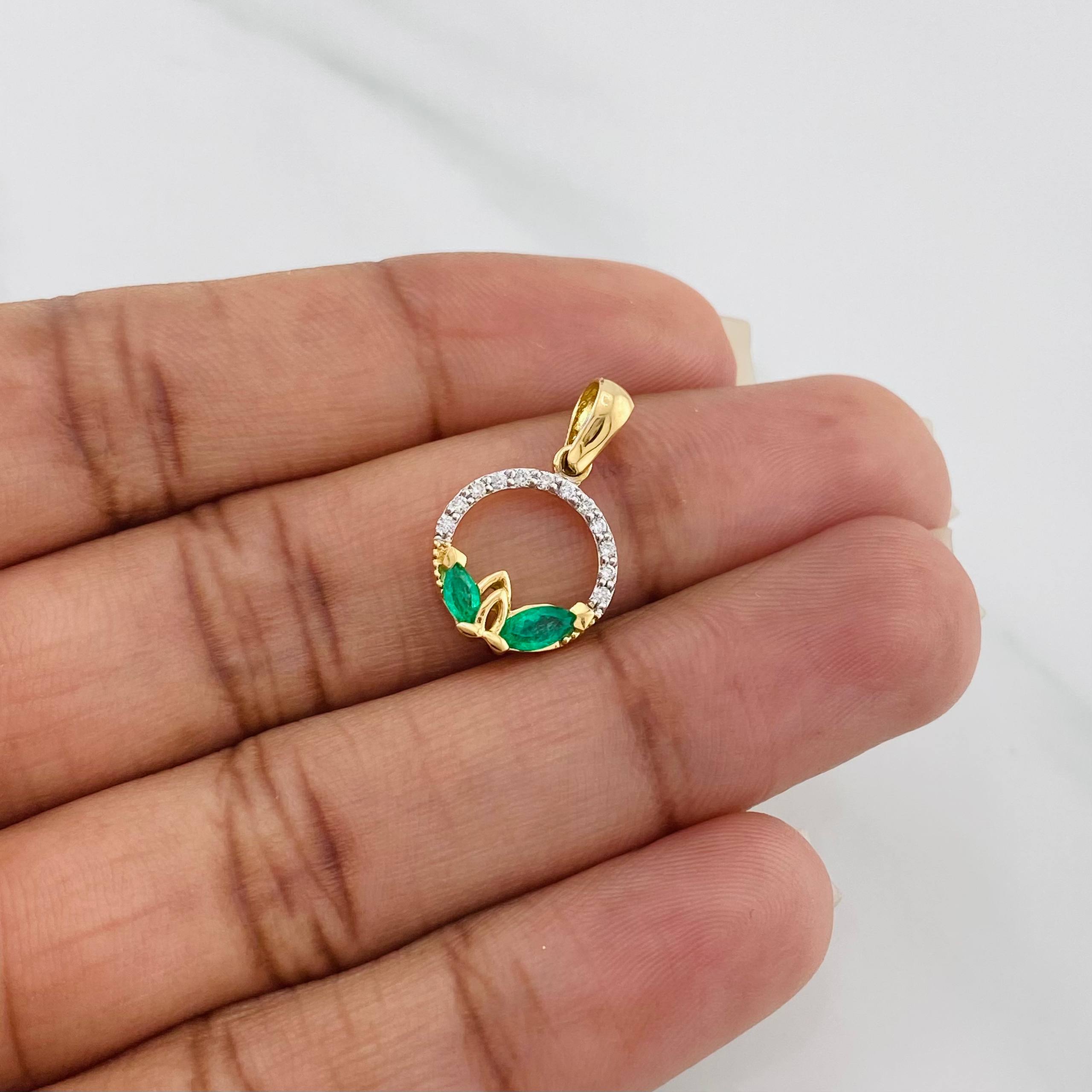 Dije Circulo Petalos Esmeraldas 23 Pts Diamantes 09 Pts 1.4 g / 3/4 in Dos Oros Amarillo Blanco 18K