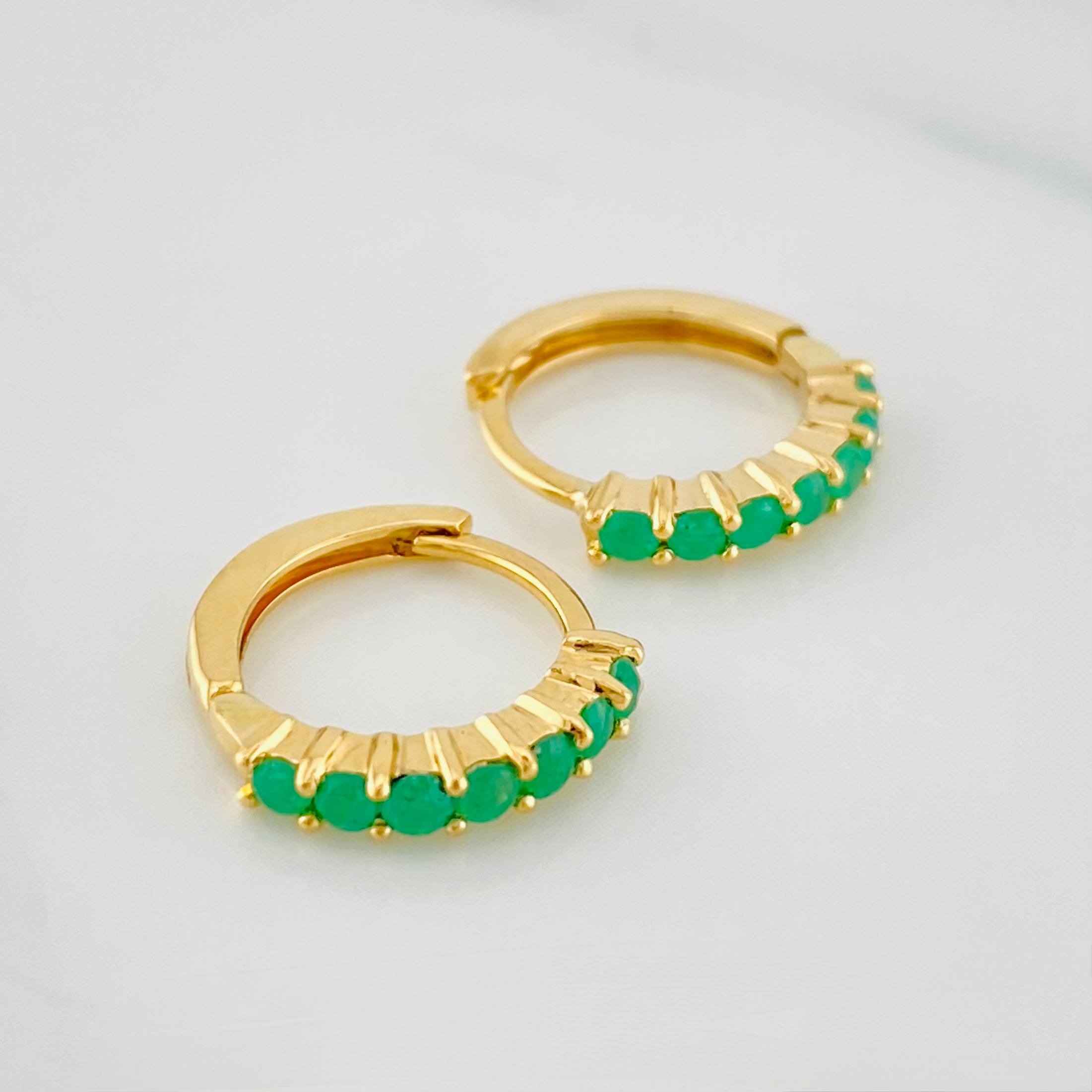 Hoop Earrings Intercepto Channel Emeralds 28 pts 1.7 g / 1/2 in 18K Yellow Gold