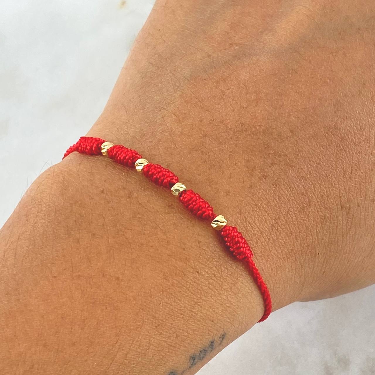 Pulsera Roja Bolas  / 3mm Diamantadas 4und Oro Amarillo 18K  (A.C)