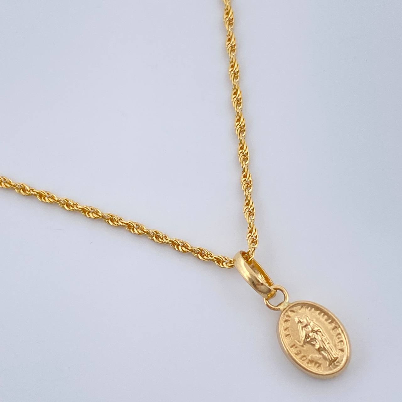 Set Rope Chain and Pendant + Virgin Mary Help of Christians 1.2gr / 15 3/4 in / 18K Yellow Gold $
