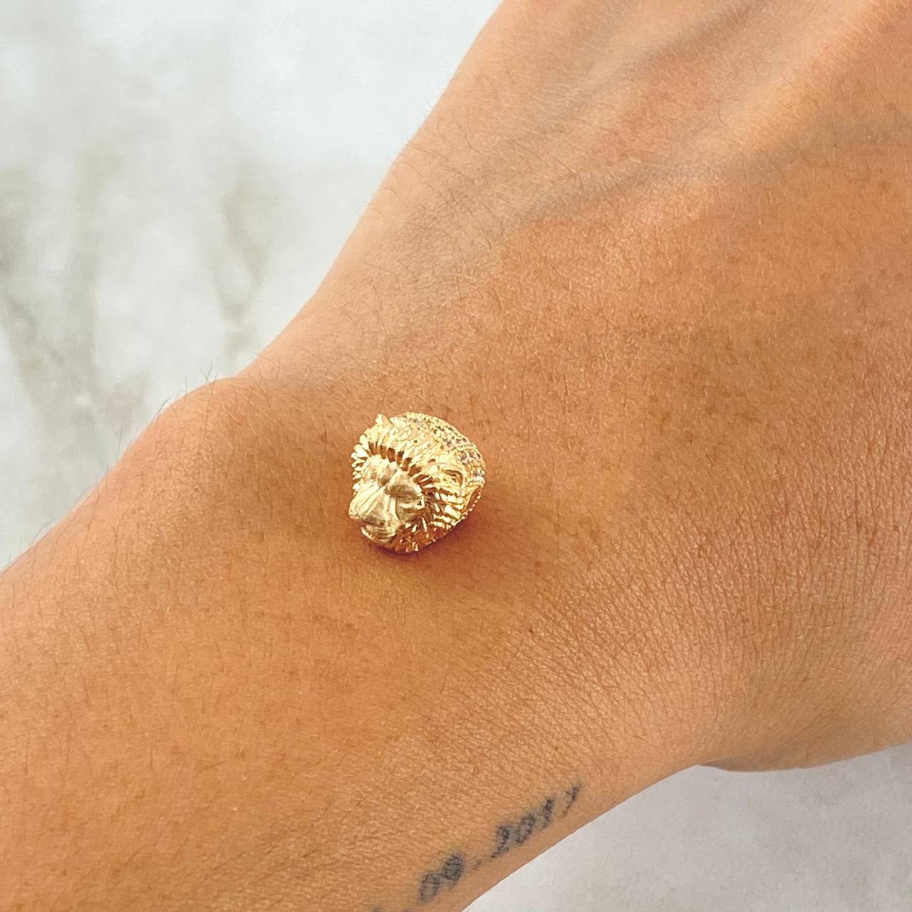 Charm Thick Lion 3.15gr / 0.8cm / White Zircons Yellow Gold 18K ©