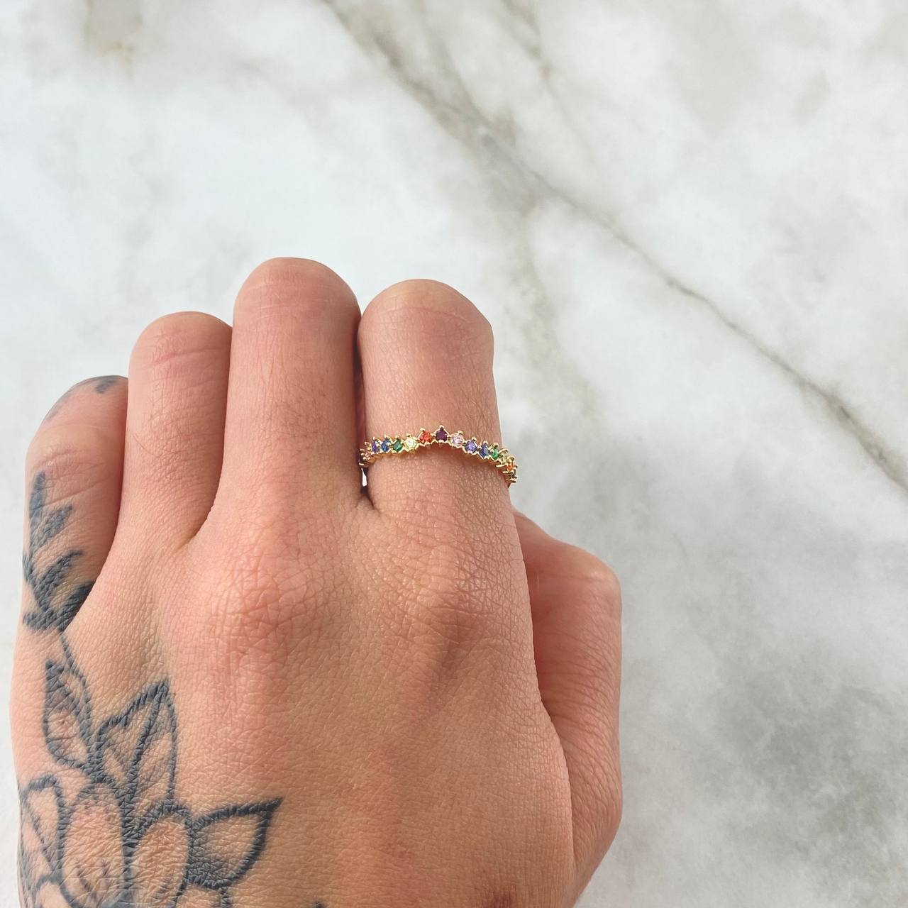 Anillo Ola Carril 1.25gr / T7 3/4 / Circones Multicolor Oro Amarillo 18K ©