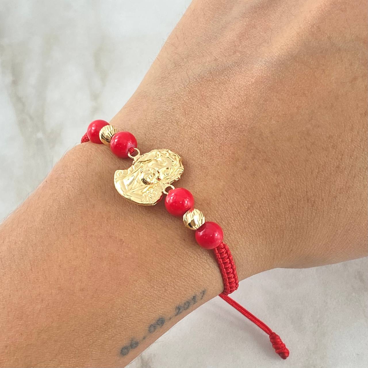 Pulsera Roja Herraje Rostro Jesus 1.45gr / 5mm Bolas Diamantadas 2und Oro Amarillo 18K