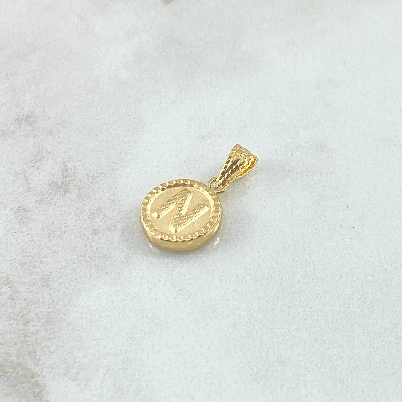 Dije Letra N Mate 0.6gr / 1.7cm / Circulo Cargador Bordeado Oro Amarillo 18K