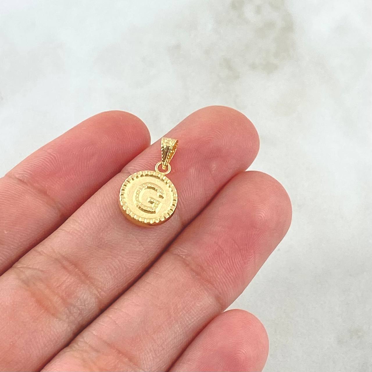 Pendant Letter G Matte 0.55gr / 1.7cm / Yellow Gold 18K Bordered Charger Circle