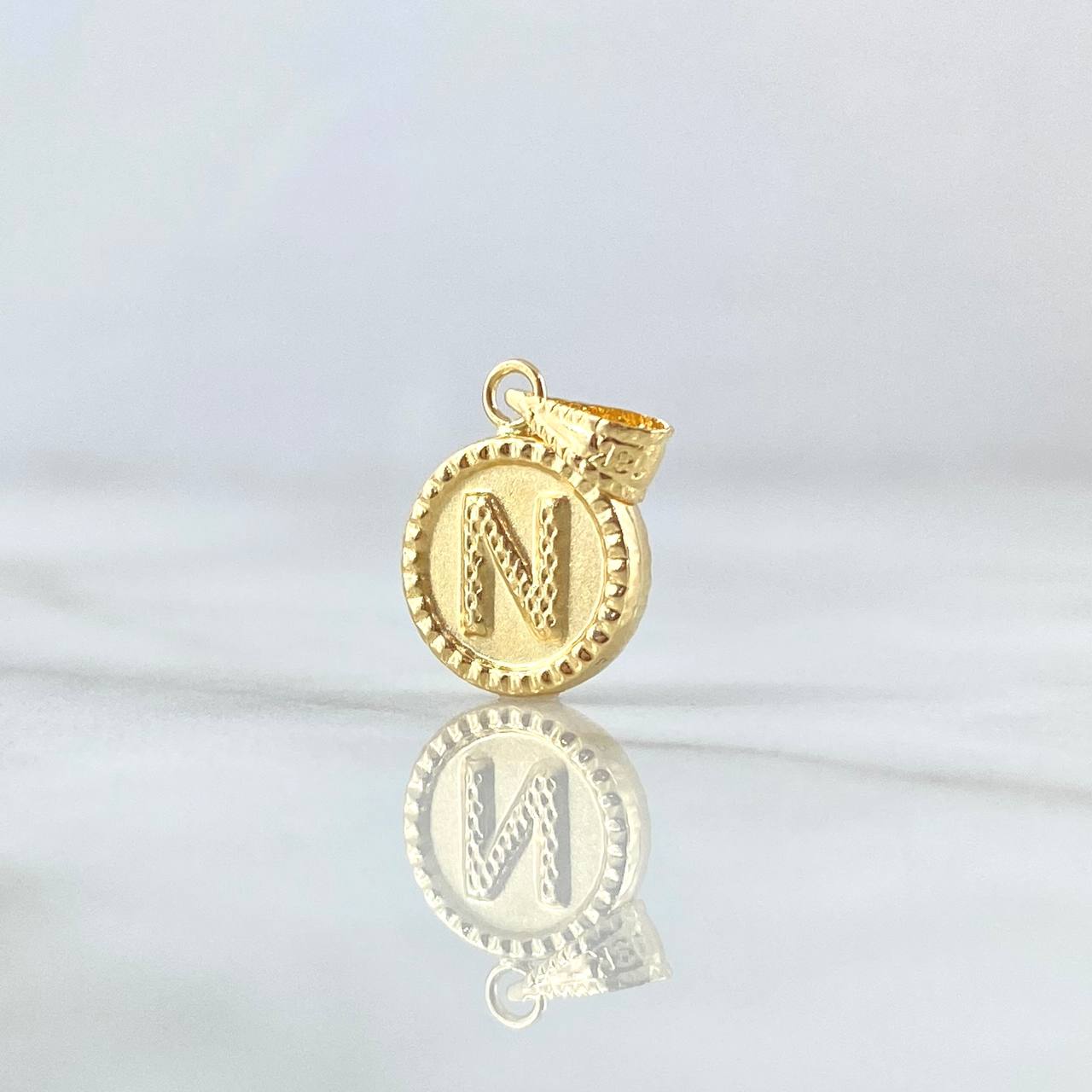 Dije Letra N Mate 0.55gr / 1.7cm / Circulo Cargador Bordeado Oro Amarillo 18K