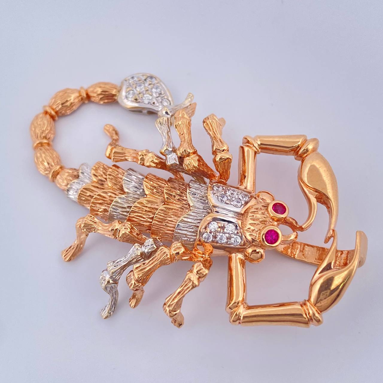 Dije Escorpion 16.5gr / 2 1/4 in / Dos Oros Blanco Rosa 18K $