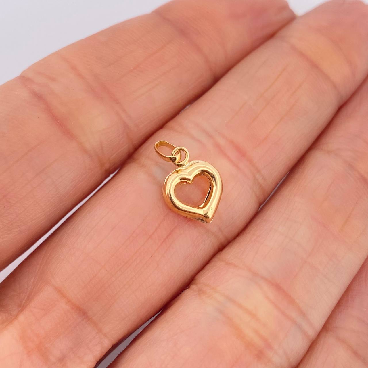Heart Silhouette Pendant 0.35gr / 1/2 in / Yellow Gold 18K $