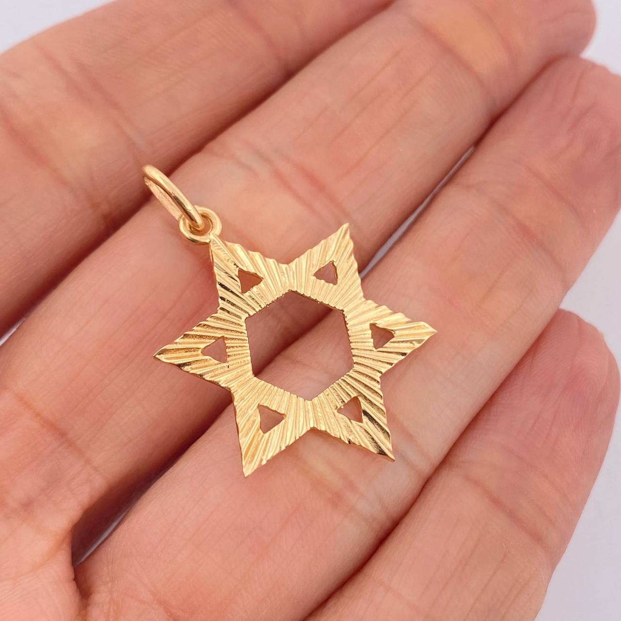 Dije Estrella De David 2.1gr / 1 1/4 in / Oro Amarillo 18K $