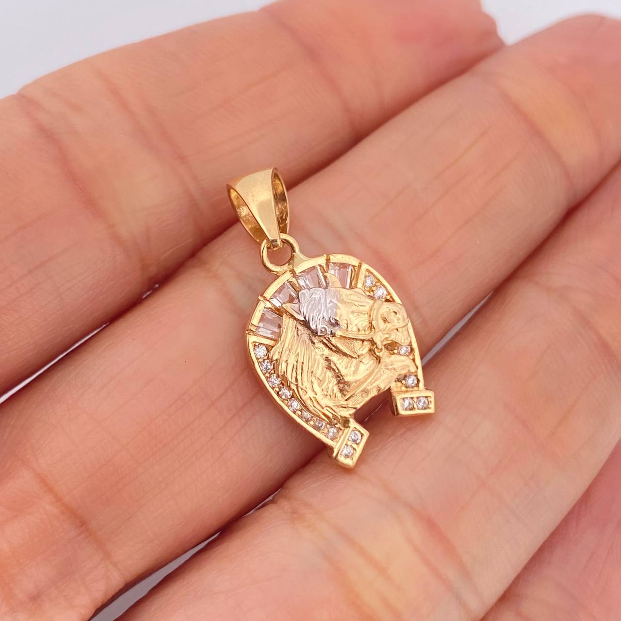 Dije Herradura Caballo 2.5gr / 1 in / Dos Oros Amarillo Blanco 18K $