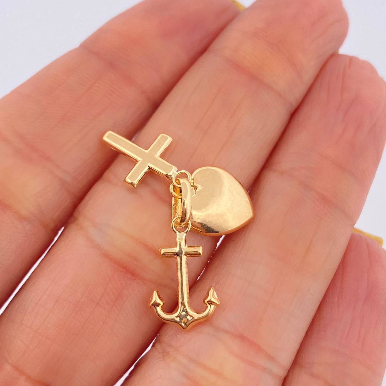 Dije Tres Gracias 1.05gr / 3/4 in / Oro Amarillo 18K $