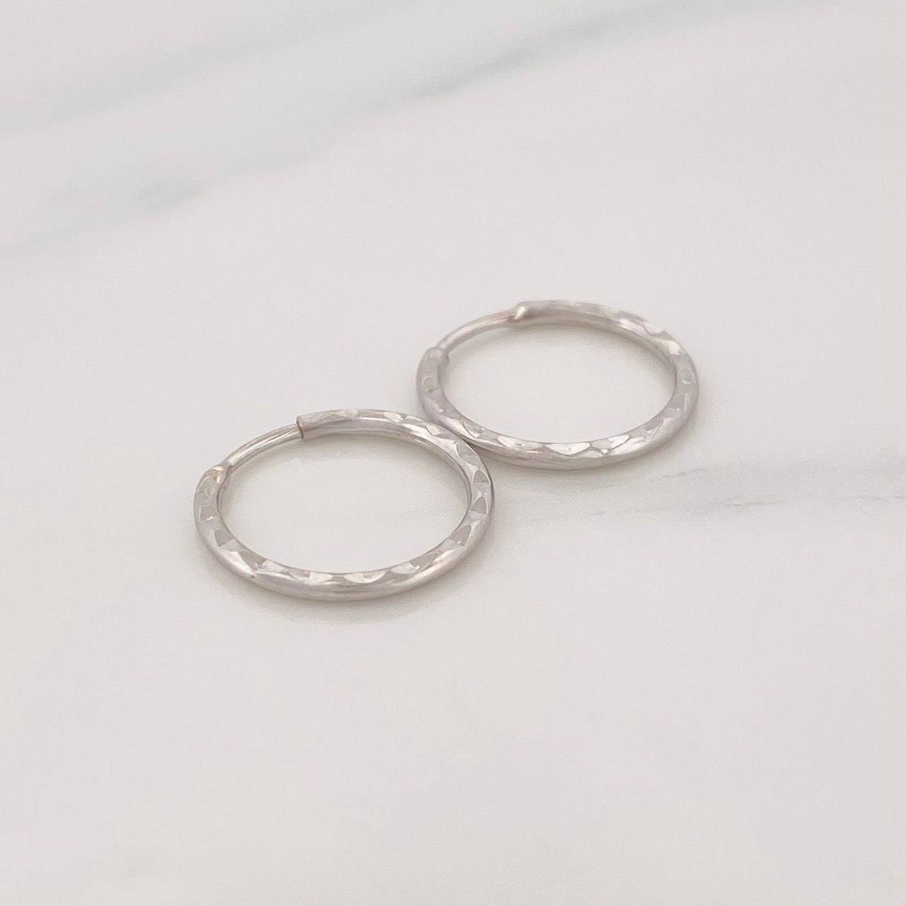 Candongas Aro Rayado 0.6g / 1/2 in Oro Blanco 18K