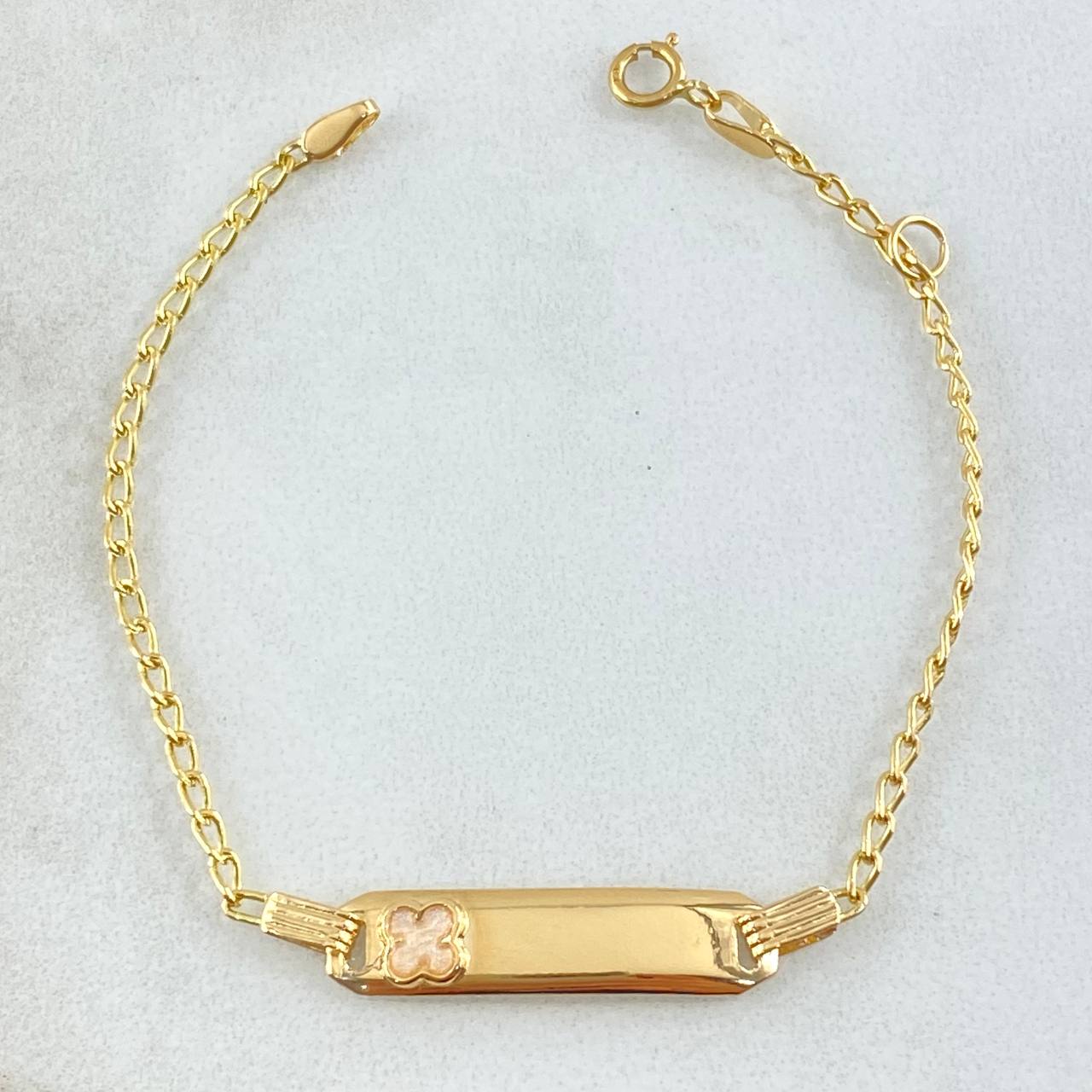 Pulso Bebé Espiga Placa Rectangular Trebol 1.7gr / 15cm-16cm / 1.6mm Resina Perlada Graduable Oro Amarillo 18K ©
