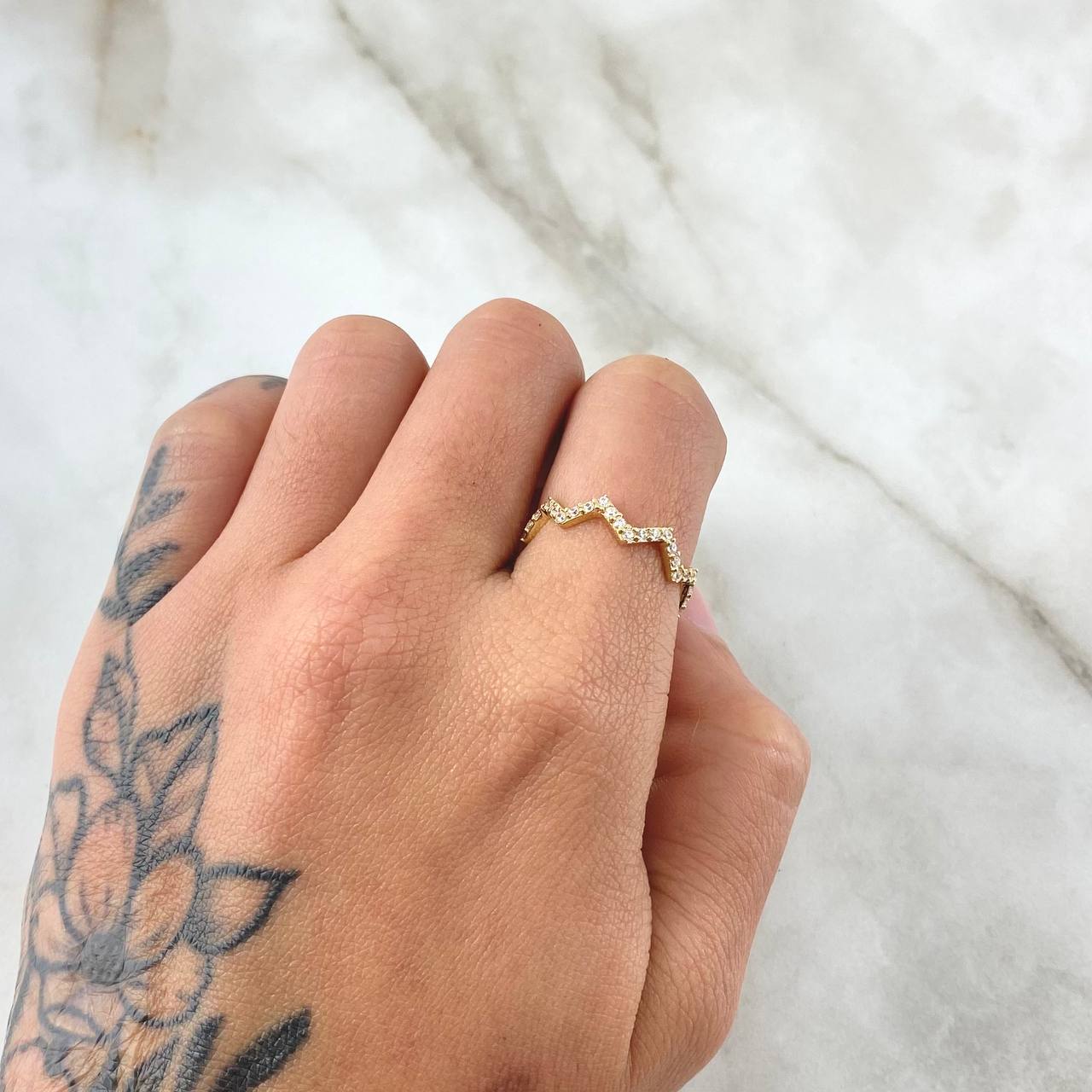 Anillo Zig Zag Estilizado 1.65gr / T5 1/2 / Circones Blancos Oro Amarillo 18K