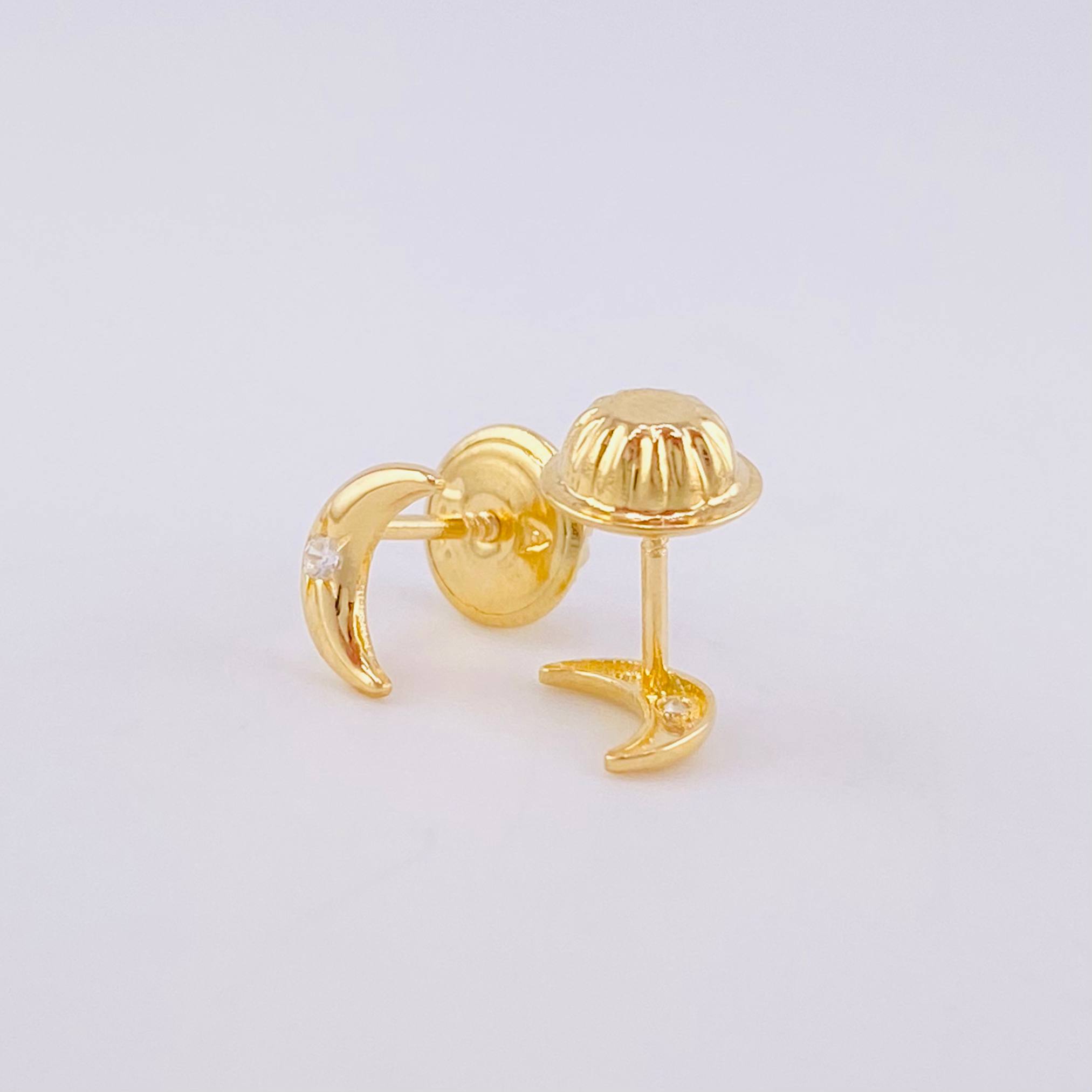 Stud Earrings Half Moon 0.5g / in / 6.1mm Yellow Gold 18K