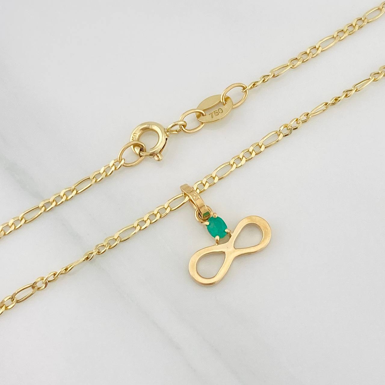 Set Cadena Figaro + Dije Infinito Esmeralda 0.06 pts / 1.75g / 18 in Oro Amarillo 18K