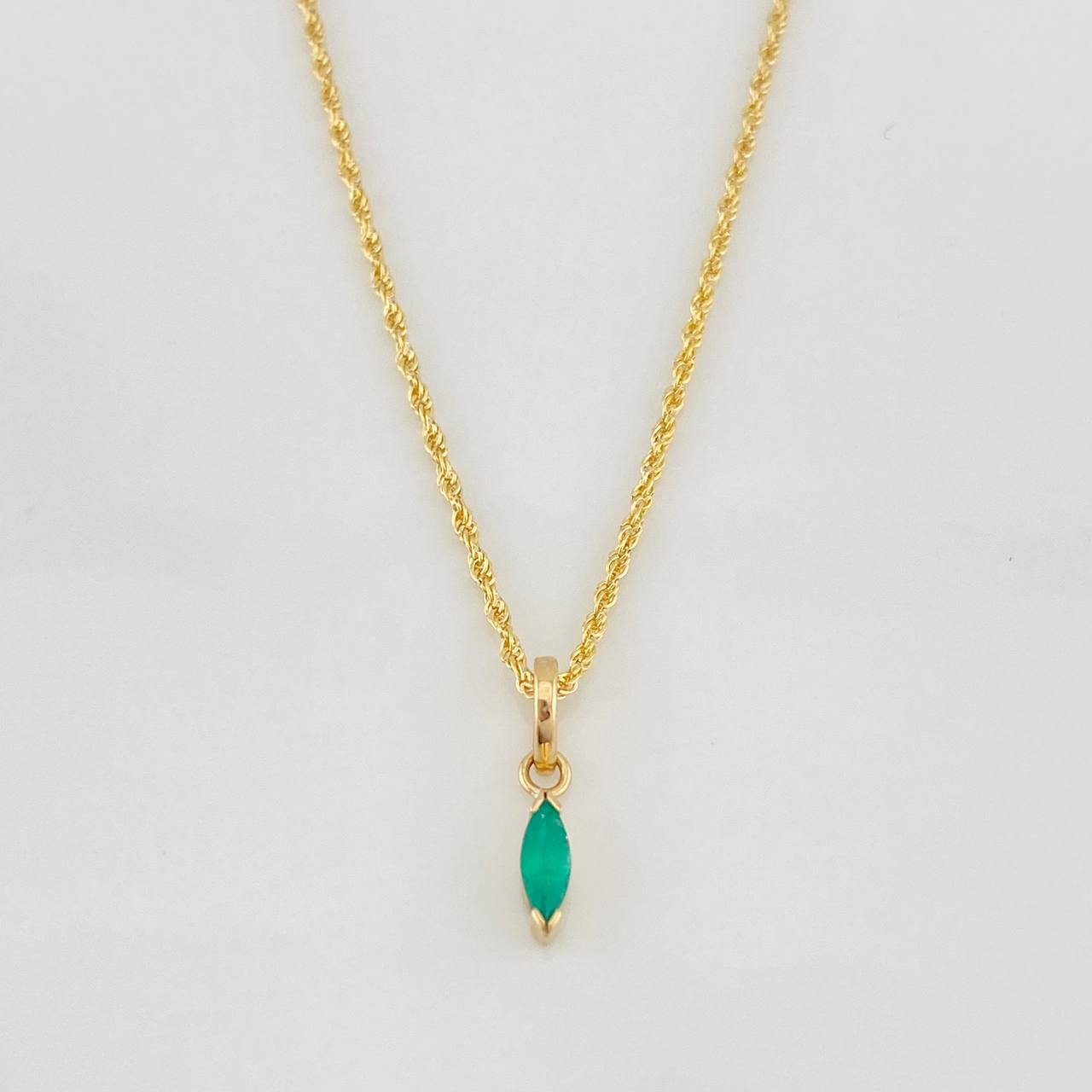 Set Cadena Lazo + Dije Lagrima Esmeralda 0.12 pts / 1.3g / 20 in Oro Amarillo 18K