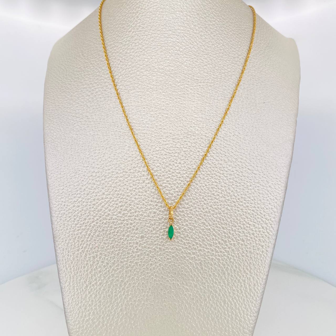 Set Cadena Lazo + Dije Lagrima Esmeralda 0.12 pts / 1.3g / 20 in Oro Amarillo 18K