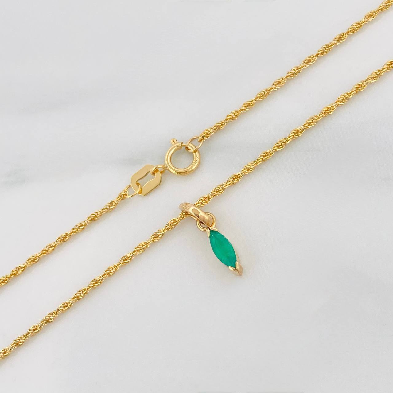 Set Cadena Lazo + Dije Lagrima Esmeralda 0.12 pts / 1.3g / 20 in Oro Amarillo 18K