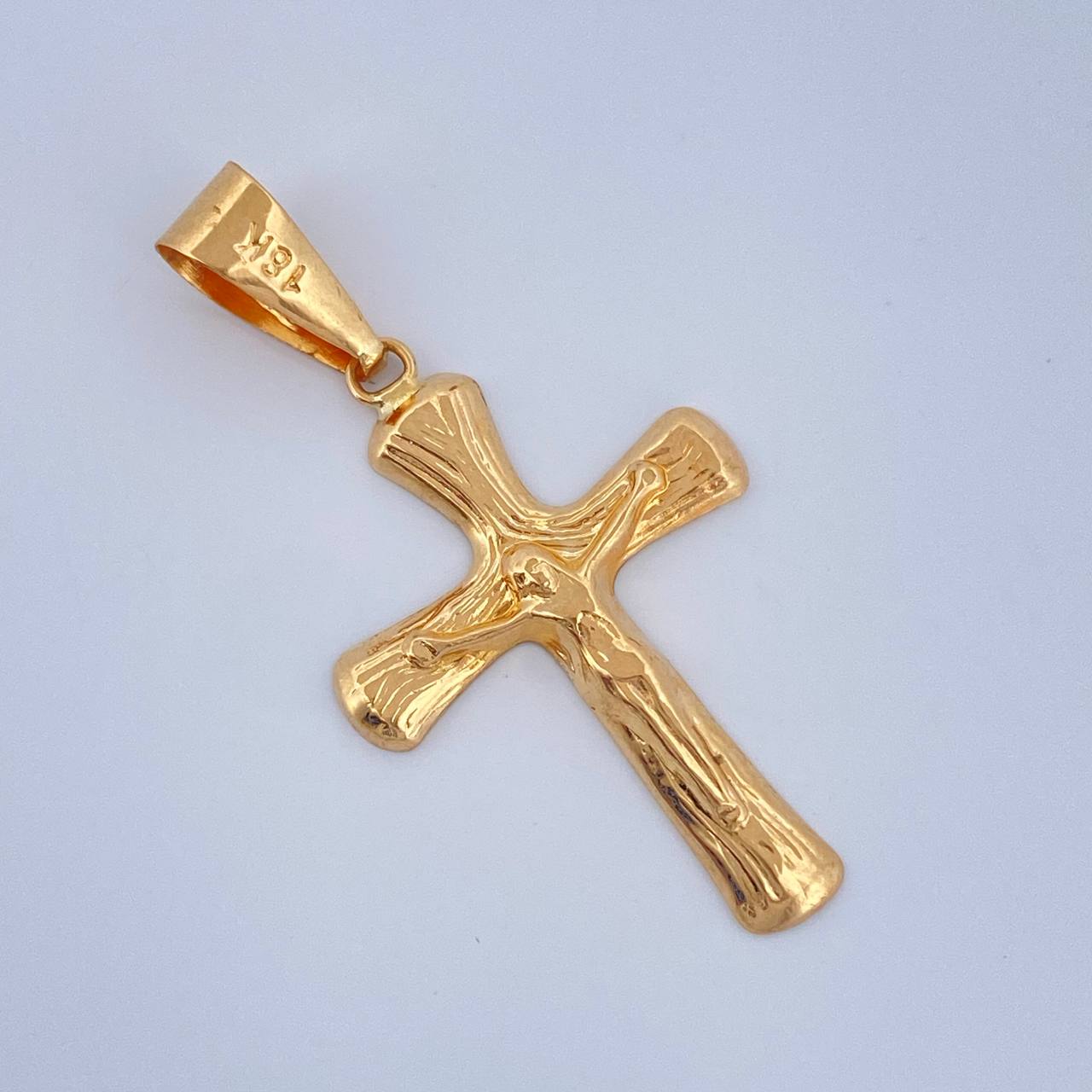 Dije Cruz Cristo Palo 1.1gr / 1 1/2 in / Oro Amarillo 18K $