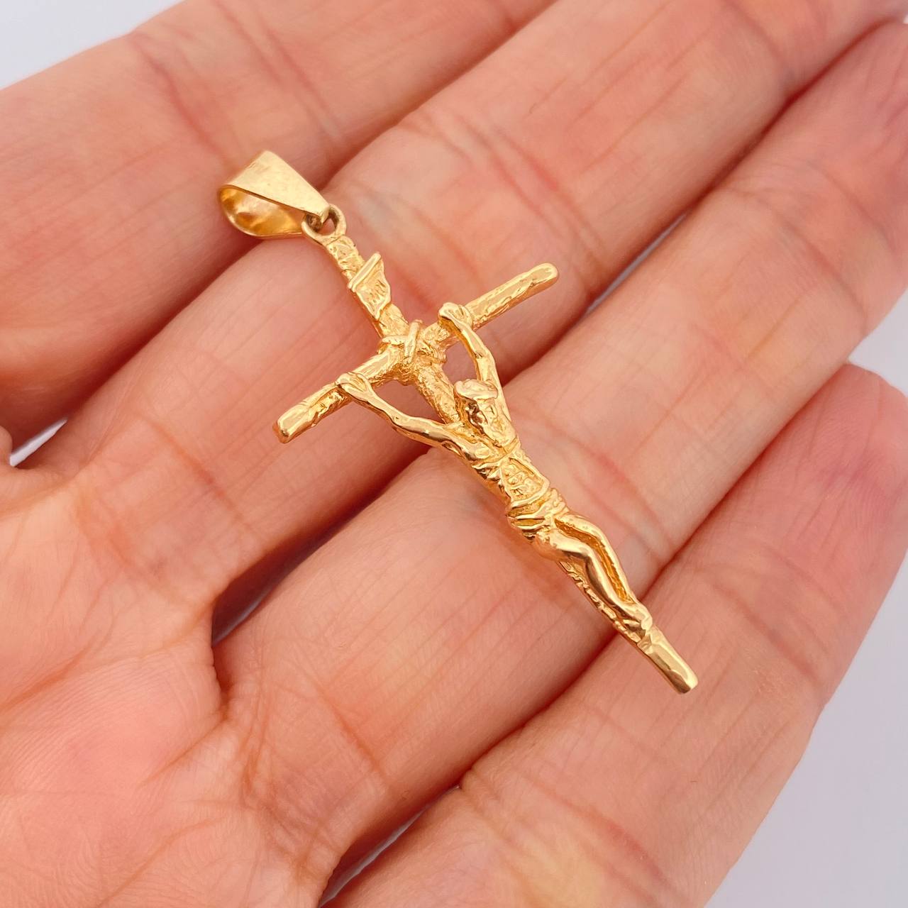 Dije Cruz Cristo 3.95gr / 1 3/4 in / Oro Amarillo 18K $