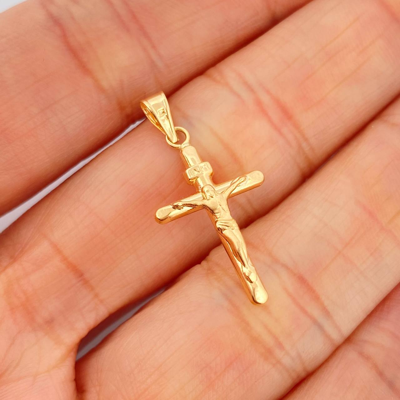 Dije Cruz Cristo 0.7gr / 1 in / Oro Amarillo 18K $