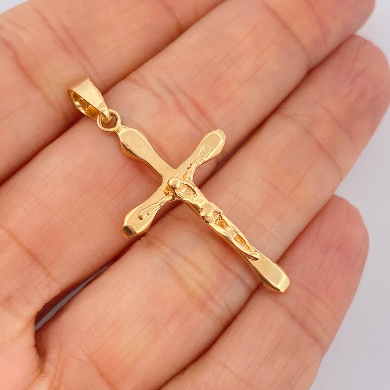 Dije Cruz Cristo 2.35gr / 1 1/2 in / Oro Amarillo 18K $