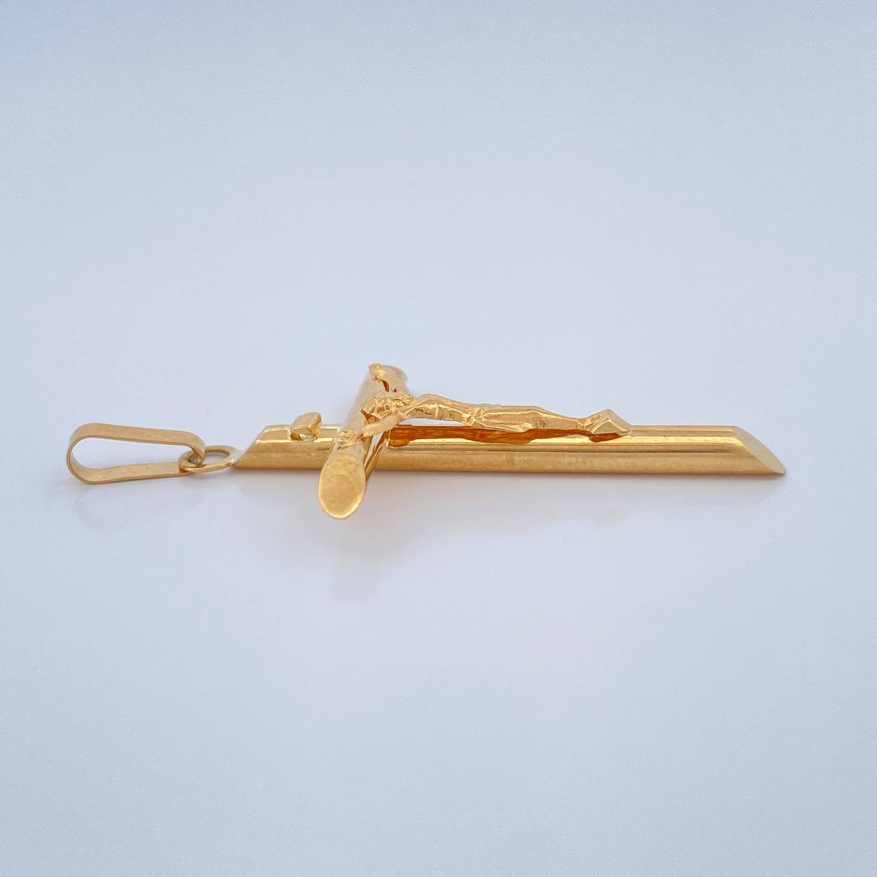 Dije Cruz Cristo 1.85gr / 1 3/4 in / Oro Amarillo 18K $