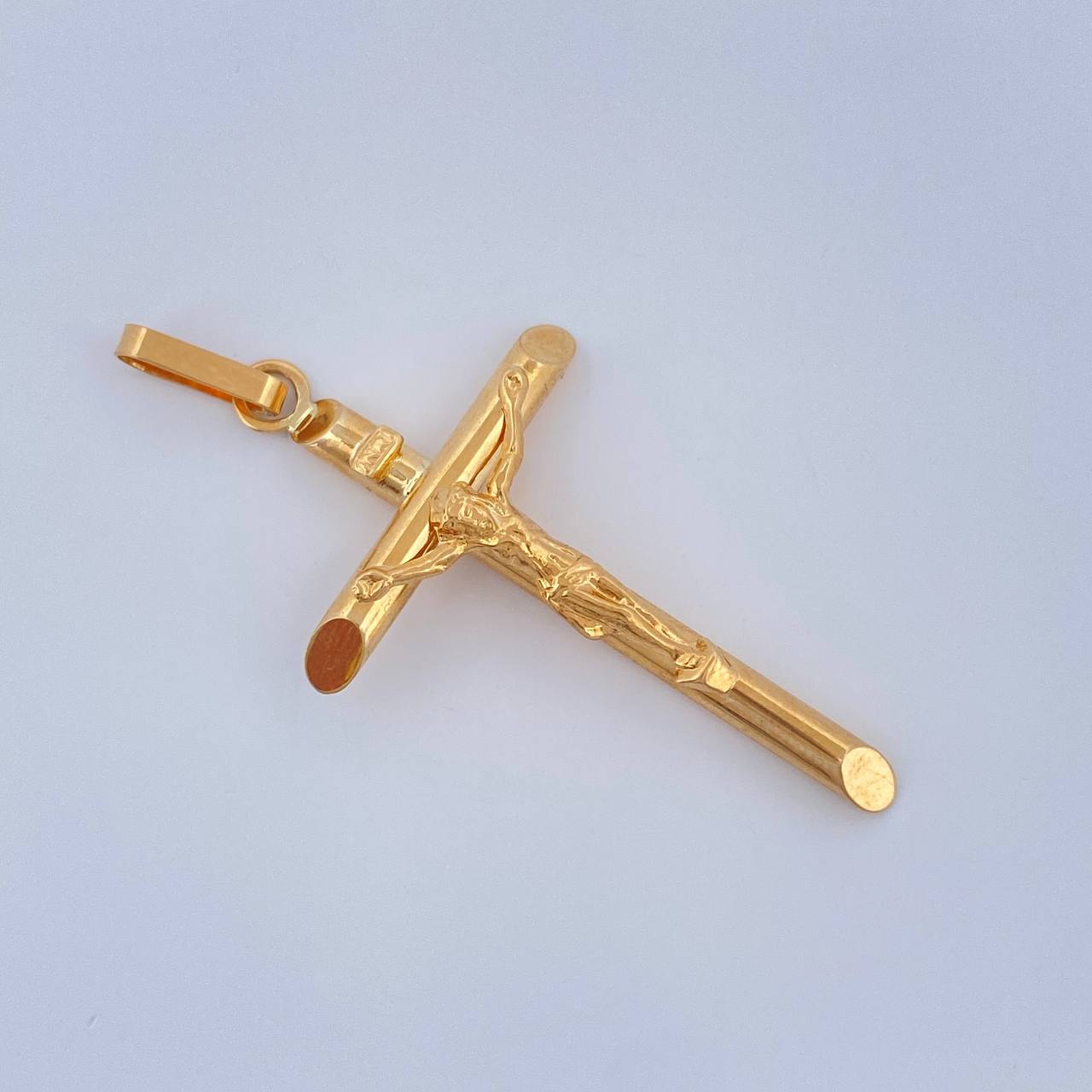 Dije Cruz Cristo 1.85gr / 1 3/4 in / Oro Amarillo 18K $