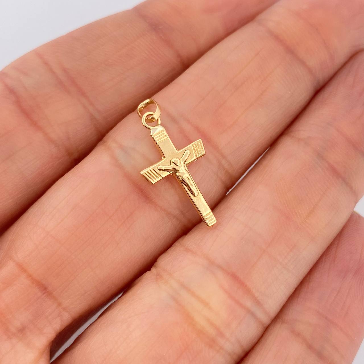 Dije Cruz Cristo 0.35gr / 3/4 in / Oro Amarillo 18K $
