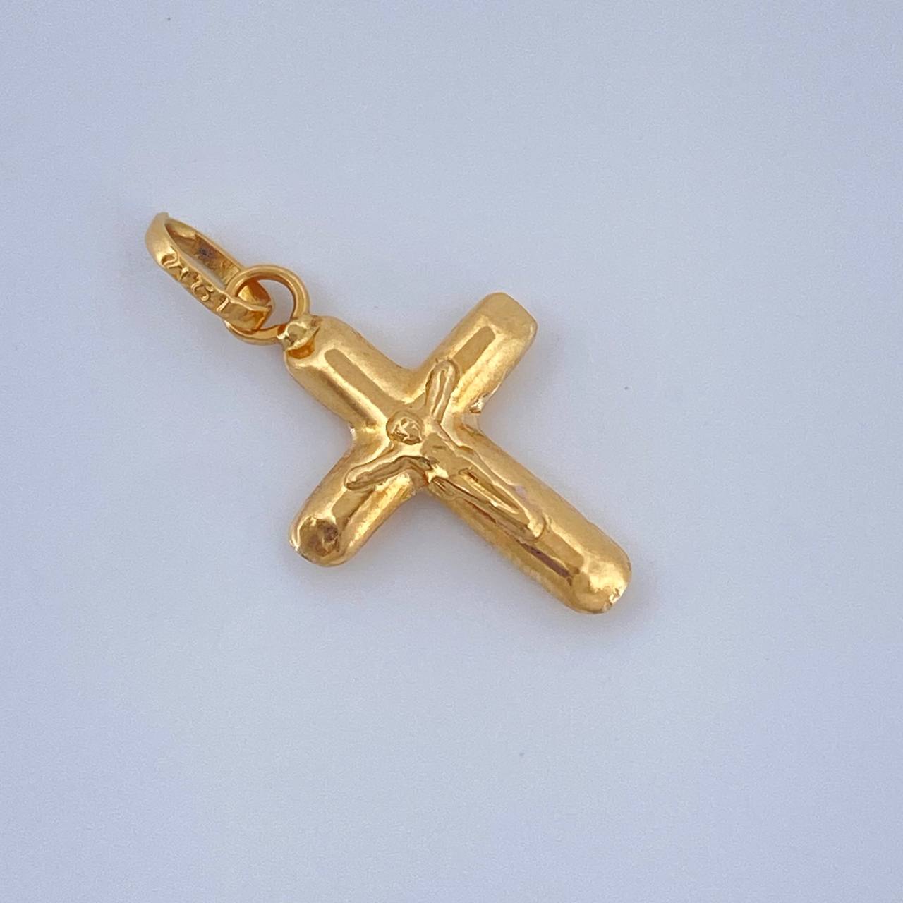 Dije Cruz Cristo 0.45gr / 3/4 in / Oro Amarillo 18K $
