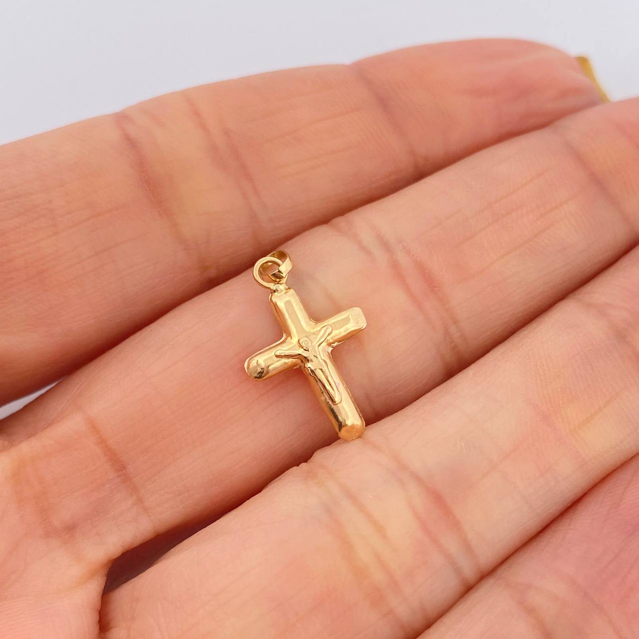 Dije Cruz Cristo 0.45gr / 3/4 in / Oro Amarillo 18K $