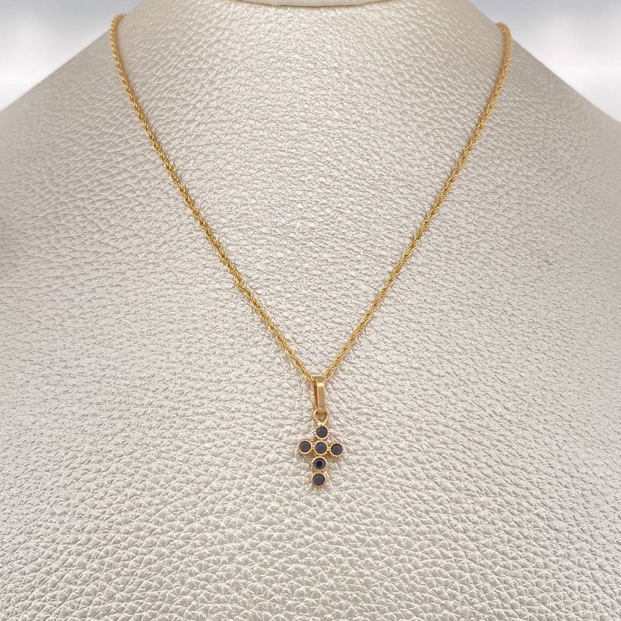 Set Cadena y Dije Lazo + Cruz 1.55gr / 17 3/4 in / 1mm Oro Amarillo 18K %