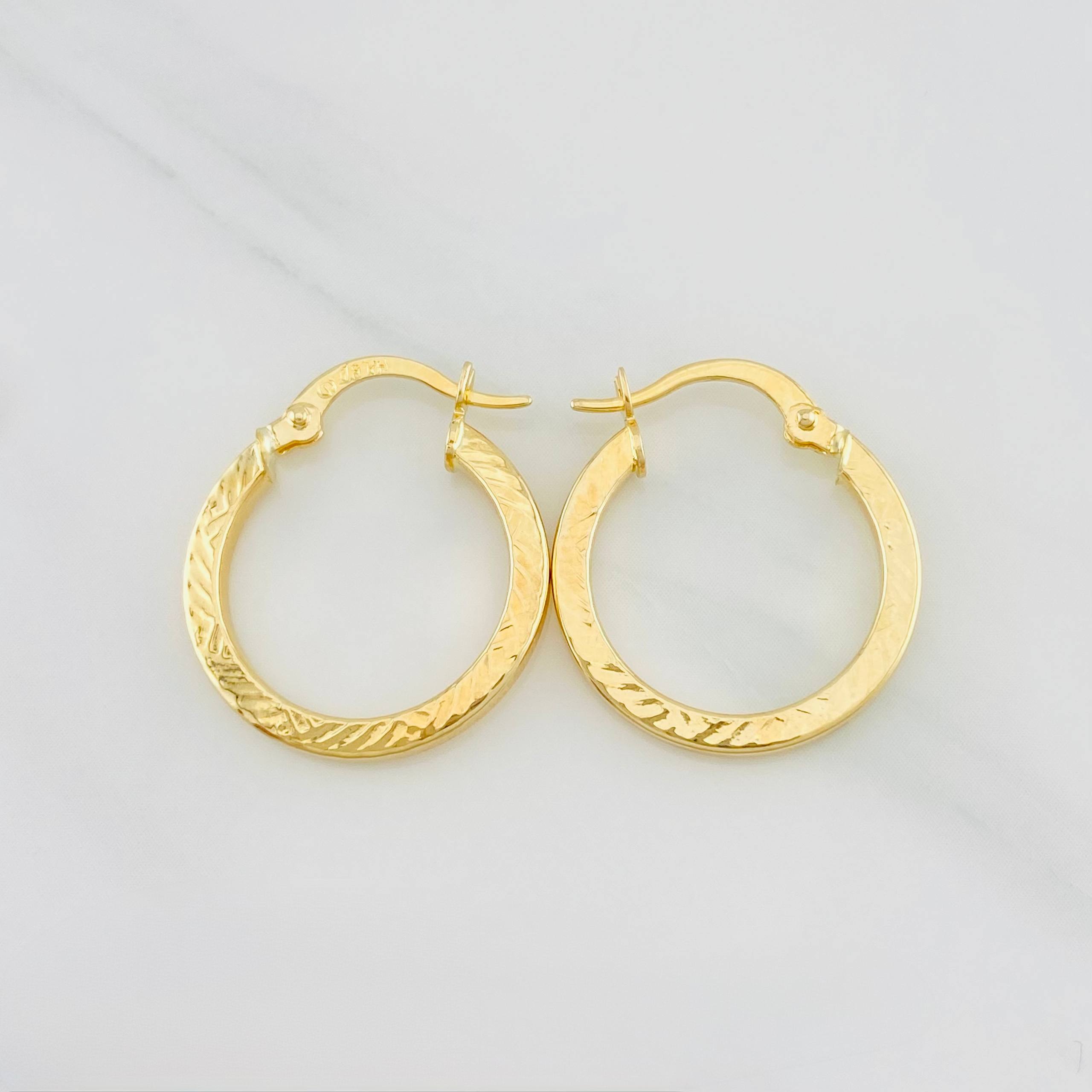 Candongas Miku Lineas 1.55g / 3/4 in Oro Amarillo 18K