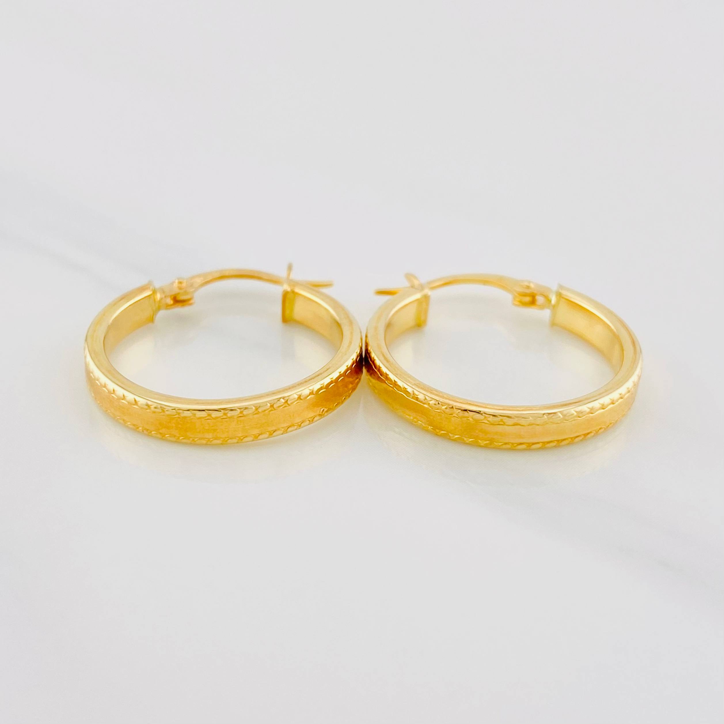 Candongas Miku Punteada 1.85g / 3/4 in Oro Amarillo 18K