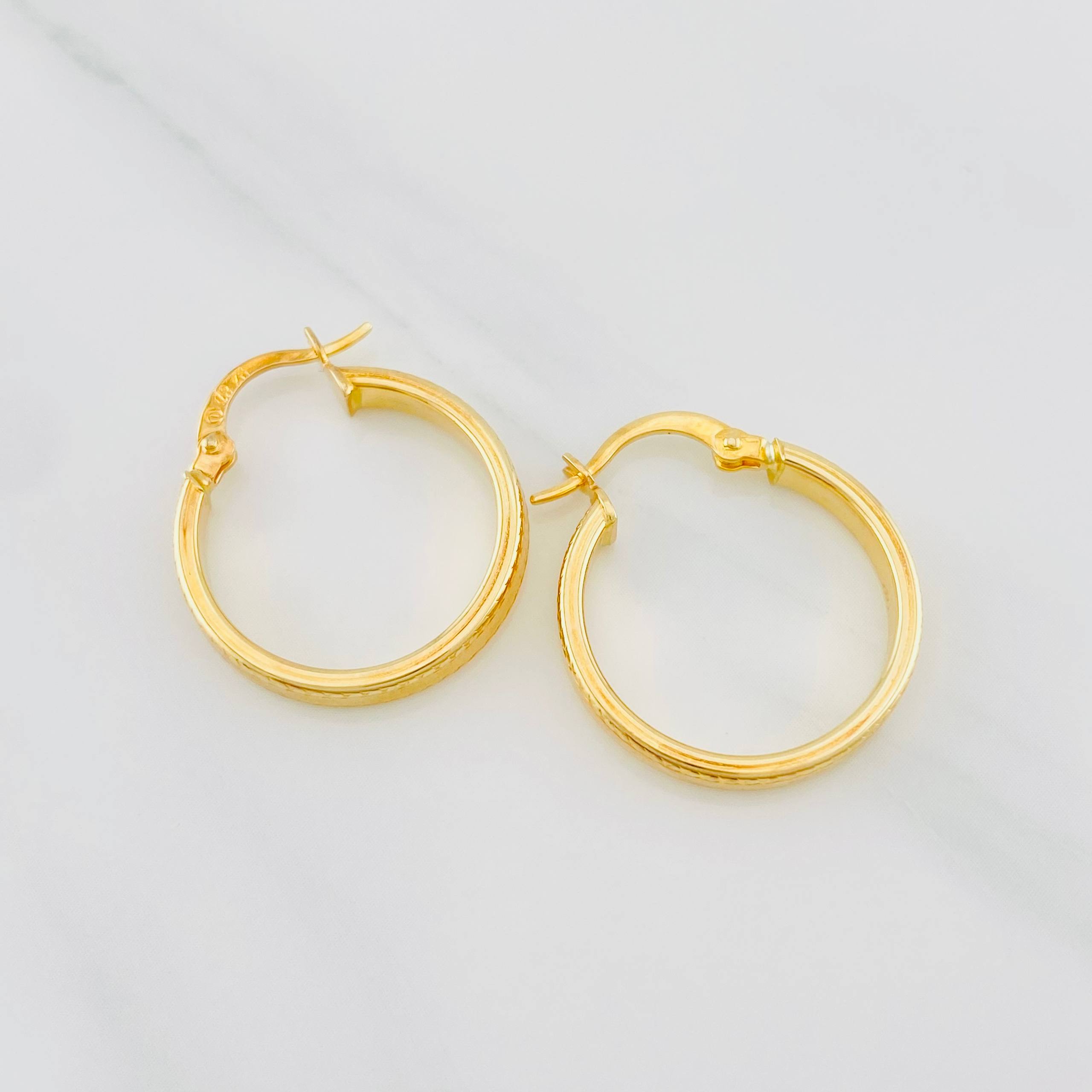 Candongas Miku Punteada 1.85g / 3/4 in Oro Amarillo 18K