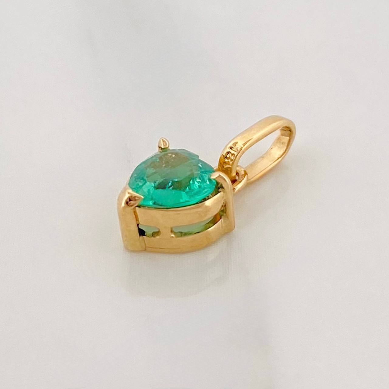 Dije Corazon Esmeralda 0.59pts 0.75g / 1/2 in Oro Amarillo 18K