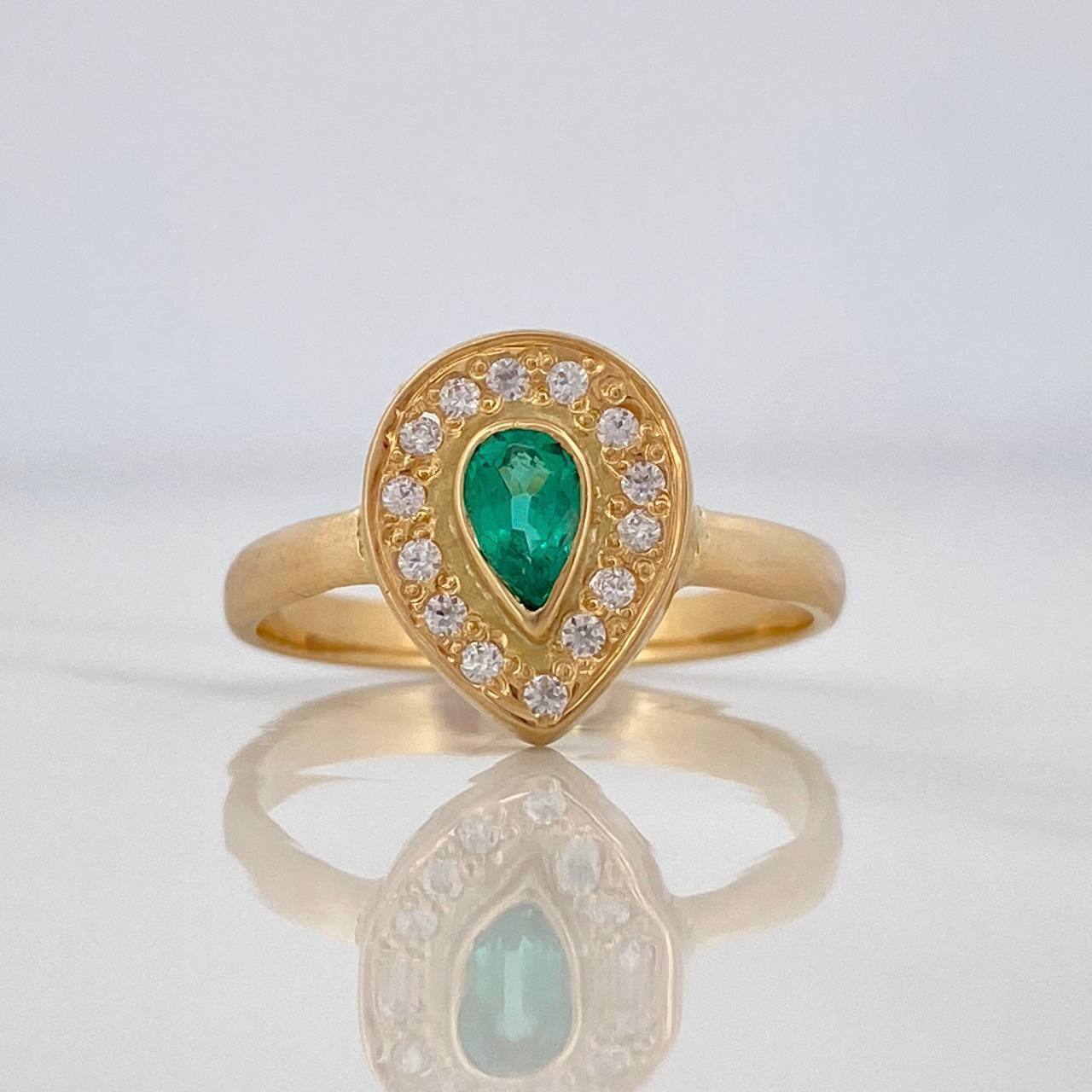 Emerald Teardrop Ring 25pts 2.95g / T6 1/2 Yellow Gold 18K