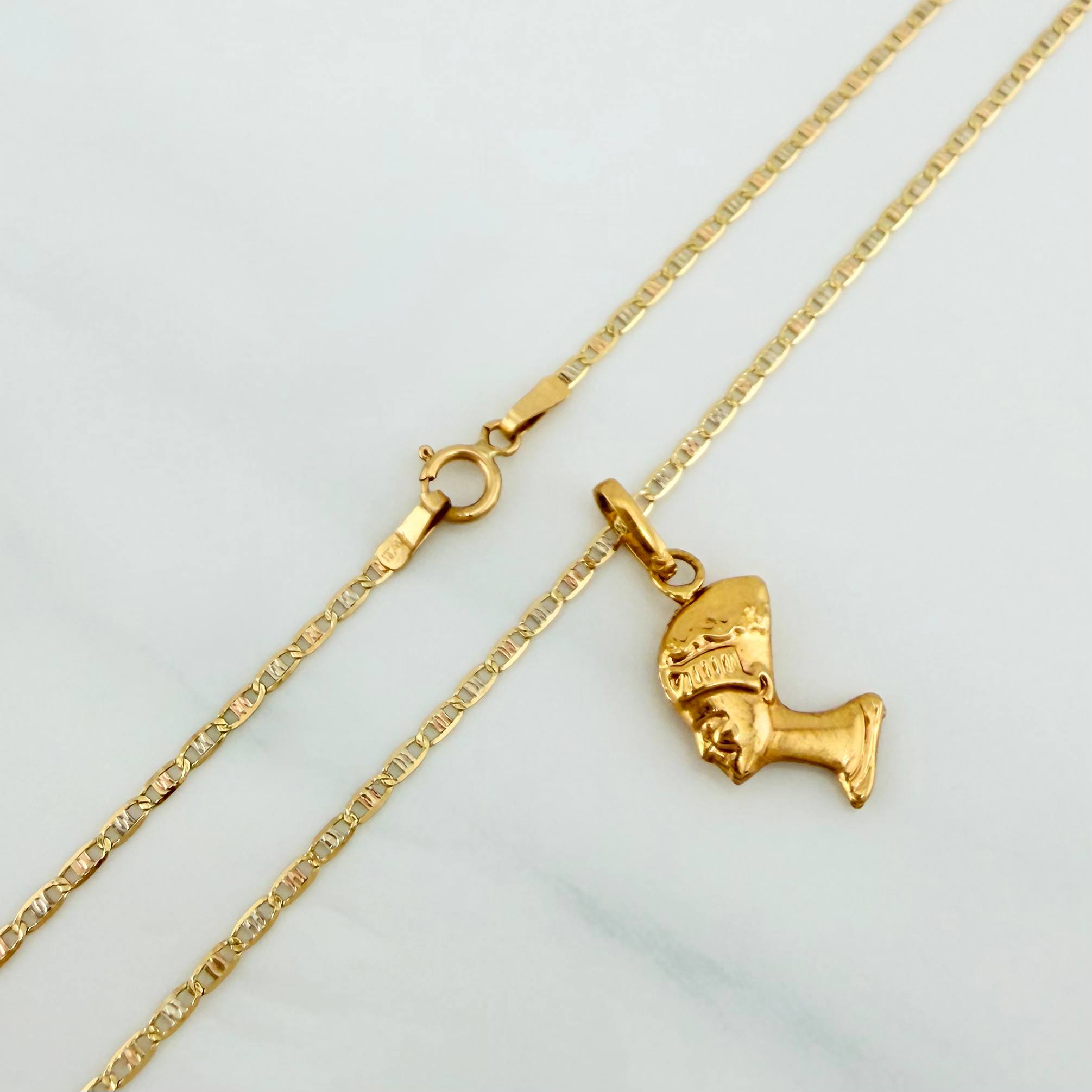 Set Cadena Escalera Plana + Dije Cleopatra / 2.1gr / 19 3/4 in Tres Oros 18K