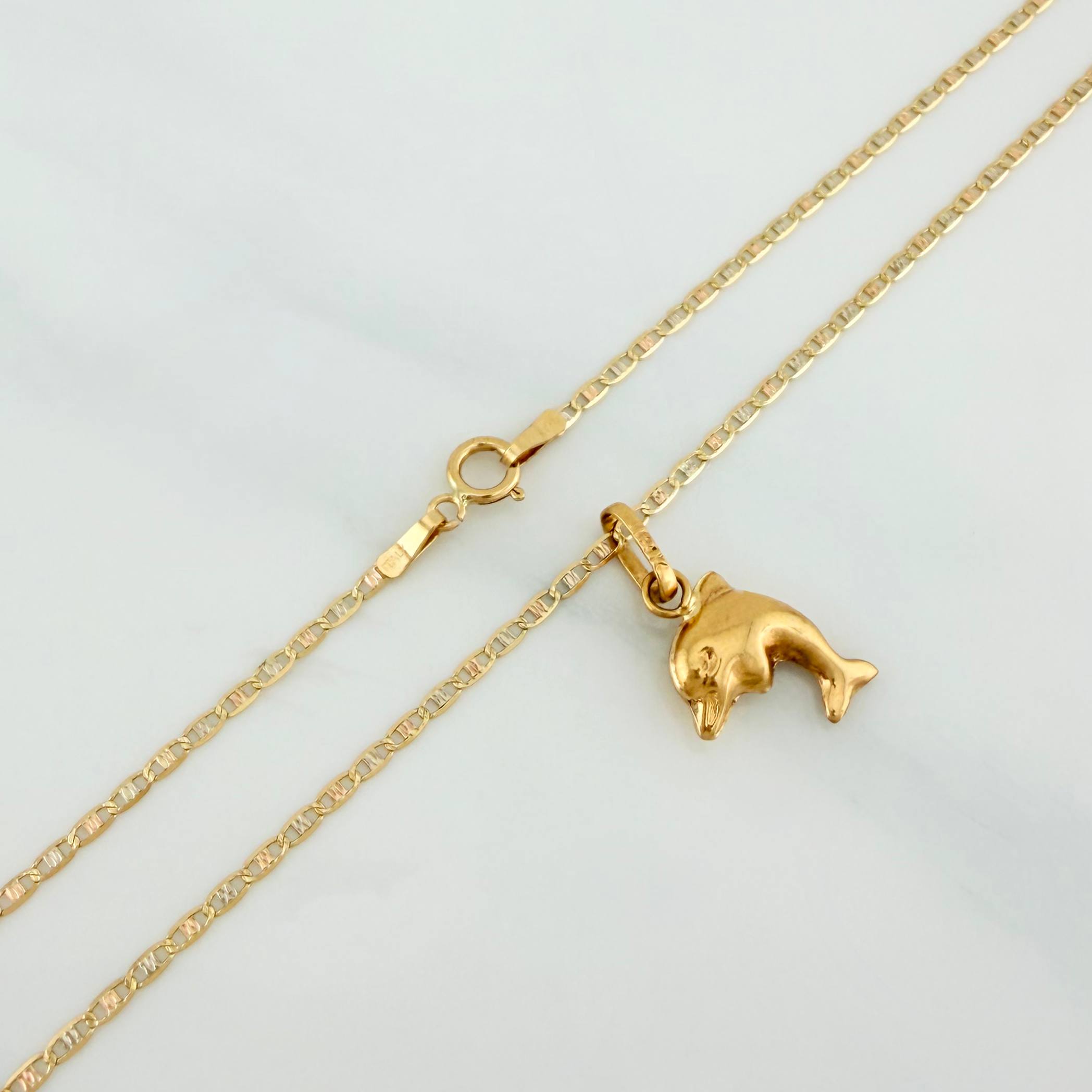 Set Cadena Escalera Plana + Dije Delfin / 2.15gr / 19 3/4 in Tres Oros 18K